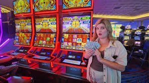 Meja Lightning Roulette dengan dealer profesional di studio dewapoker